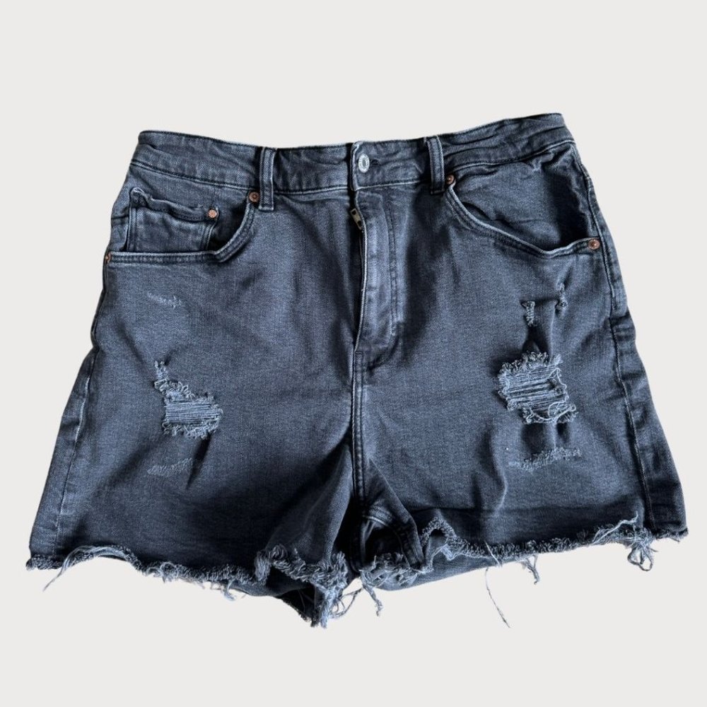 H&M black wash distressed denim mid length shorts | US 12